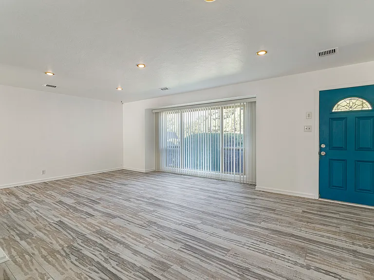 2812 San Pedro Dr NE — Photo 3