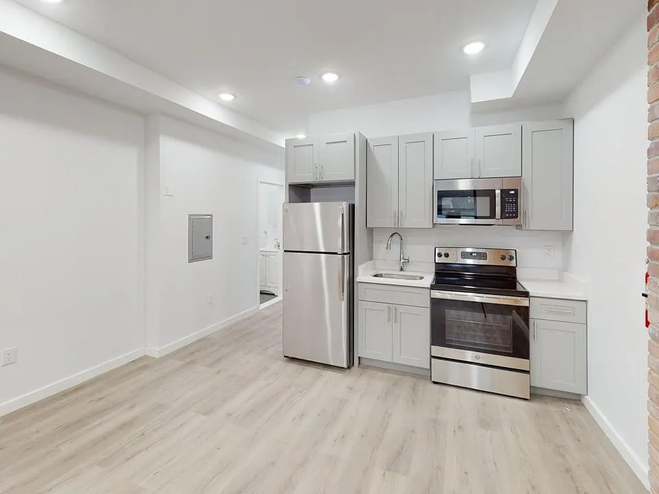 81 Halsey St