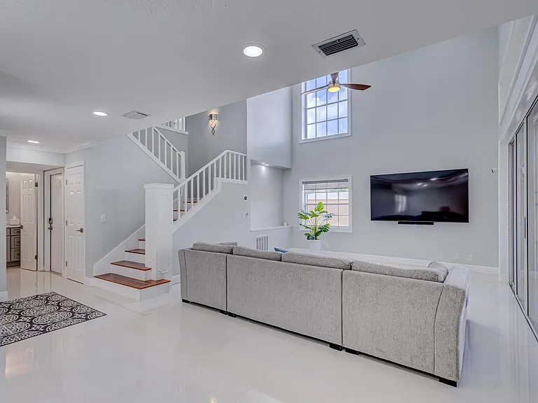 17 Selby Ln — Photo 9