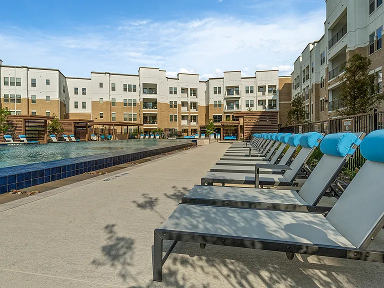 Luxe at Mercer Crossing — Photo 12