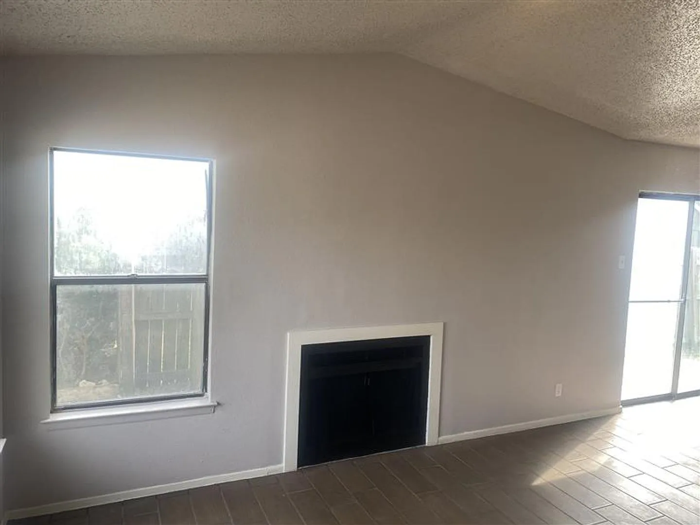Updated 3/2 duplex with a 2 car garage — Photo 3