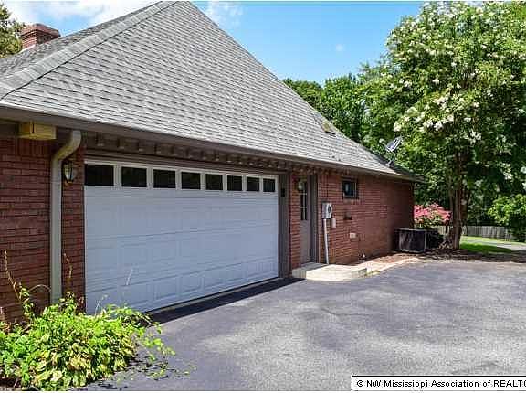 2nd image of 1220 Thousand Oaks Dr