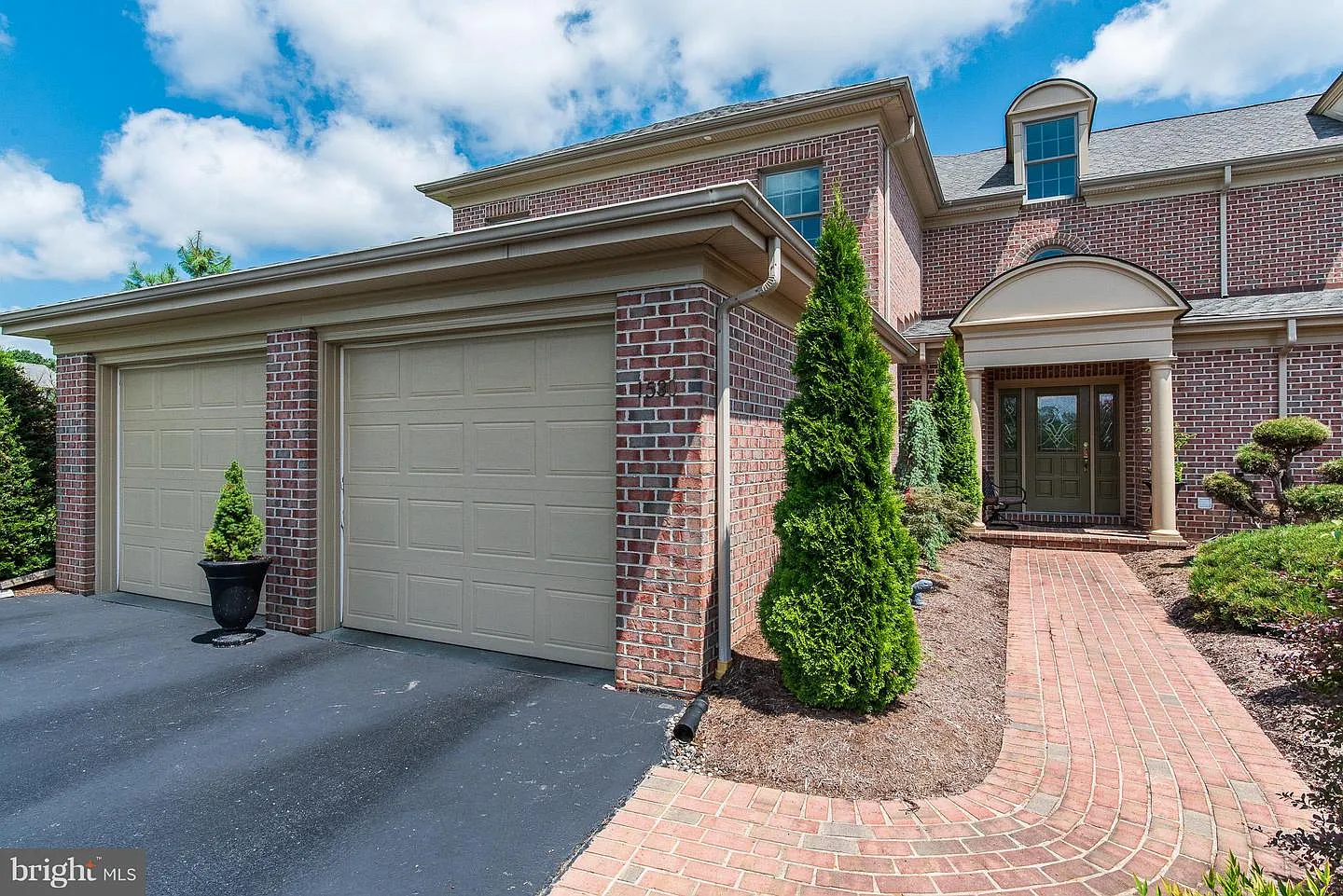 1530 Parkland Dr photo 1