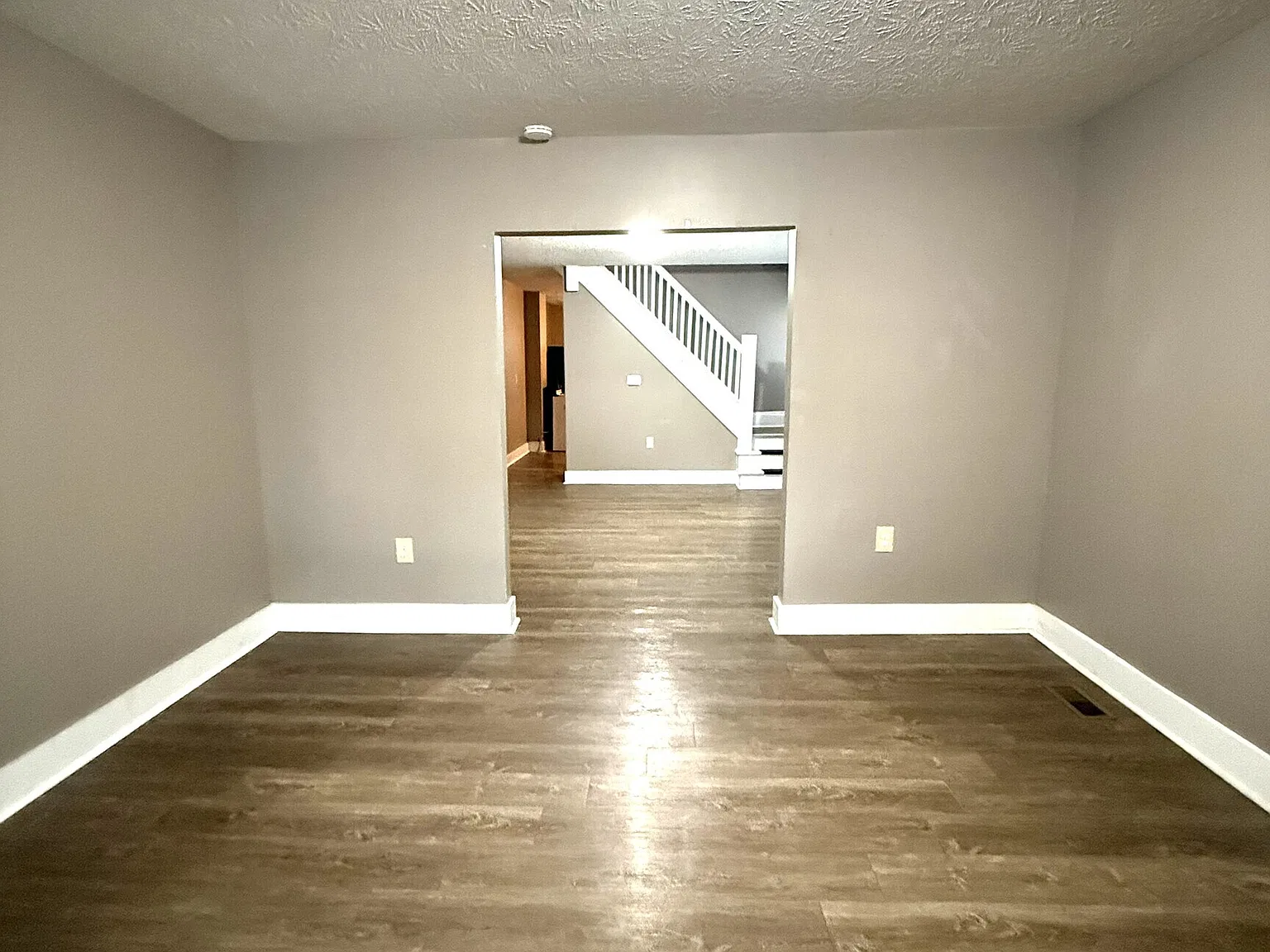 3 bed, 1.0 bath, 1160 sqft, $1,295 — Photo 2