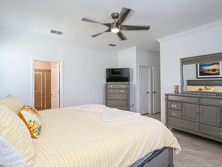 2155 Hamlin St — Photo 60