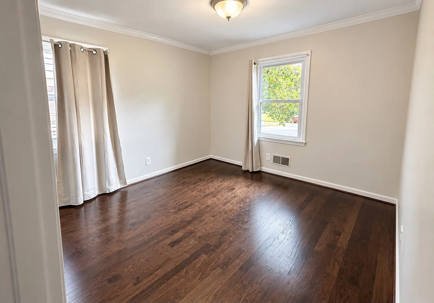 4 bed, 7405 sqft, $2,100 — Photo 3