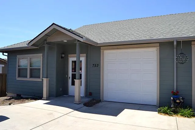 753 SW Kinsington Ct photo 1