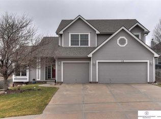 112 Castle Pine Dr, Papillion, NE 68133