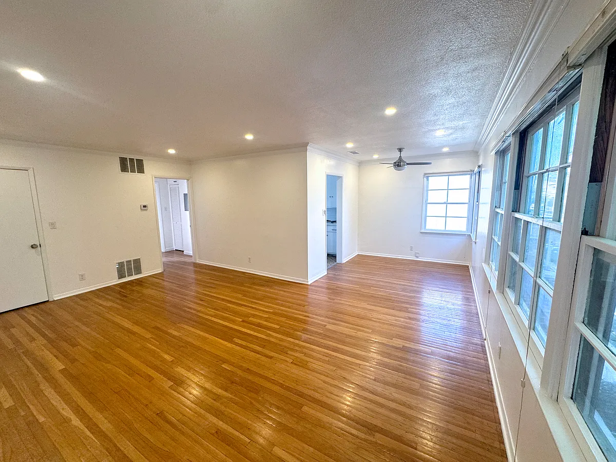 Building Photo - 855 Alandele Ave #855