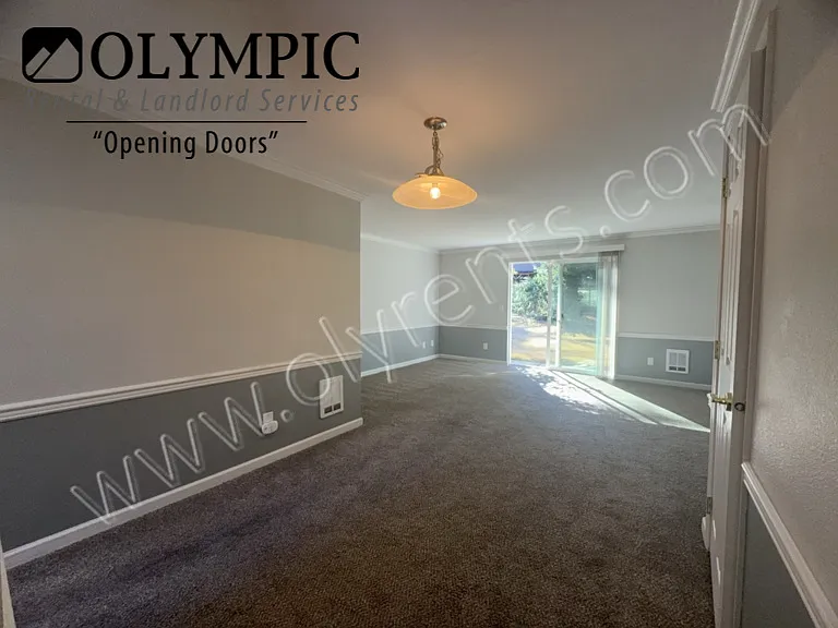 Don't miss out on this adorable 2 bedroom 1.5 bath townhome — Photo 4
