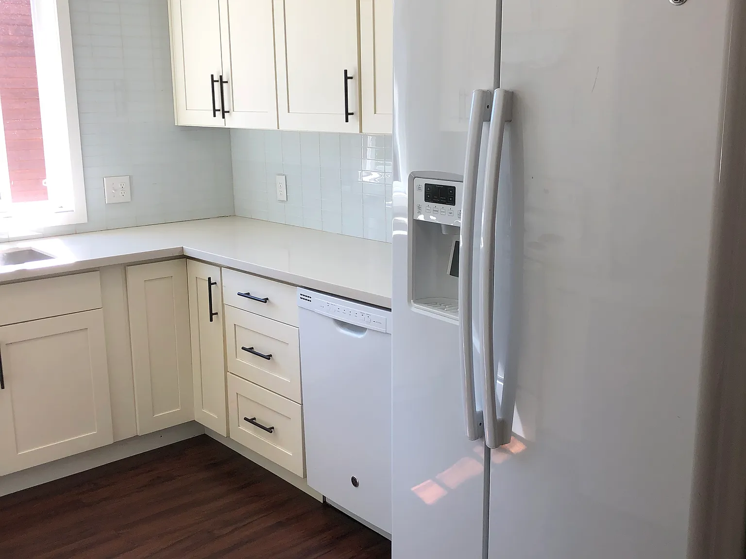 3 bed, 700 sqft, $2,400 — Photo 4
