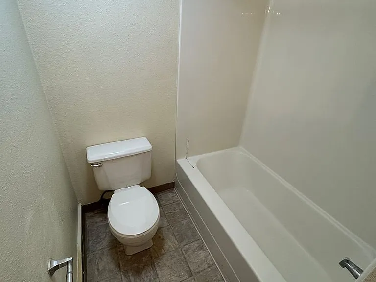 468 - 820 SW Grove Street — Photo 6