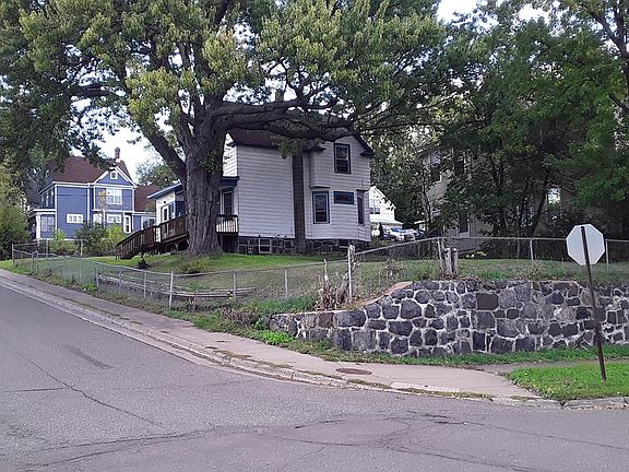4th image of 408 N 22nd Ave W