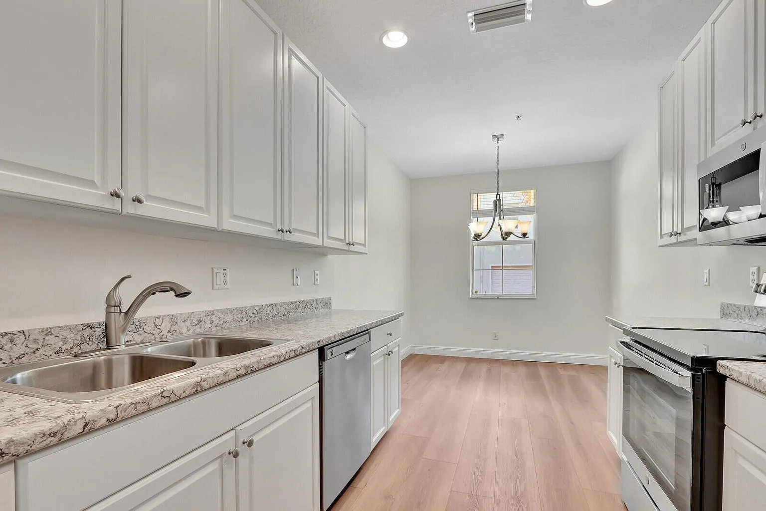 3 bed, 2.5 bath, 1290 sqft, $3,400 — Photo 1