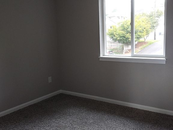 4th image of 3410 B Oakes Ave SE