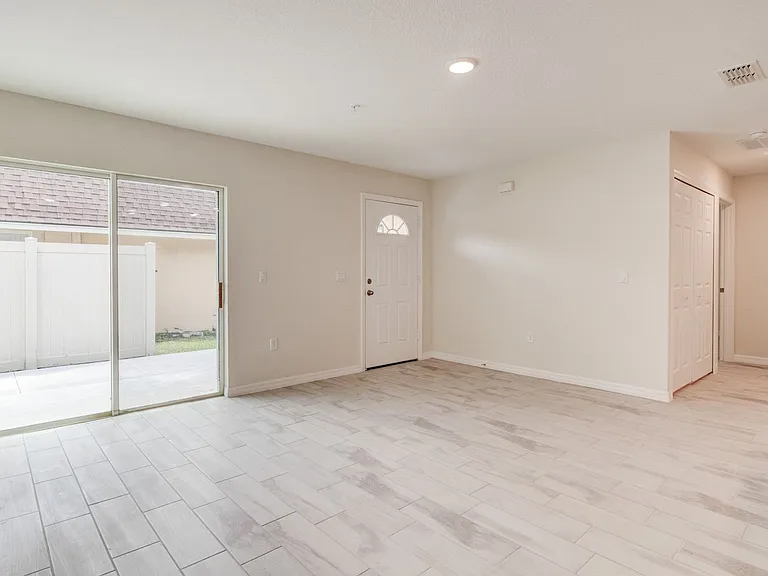 829 E Wildmere Ave — Photo 5