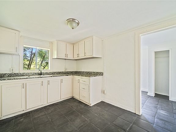 5th image of 438 Scotland Dr