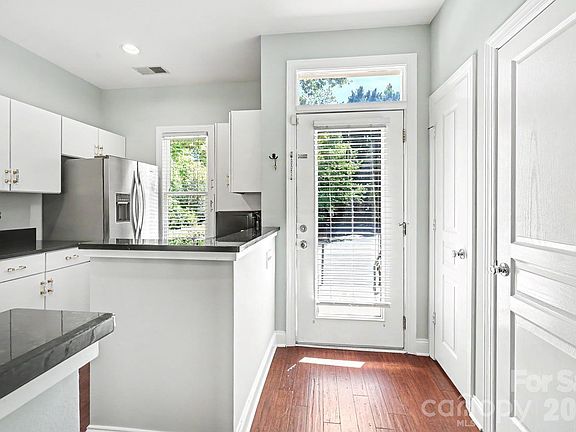 4th image of 1007 Park West Dr