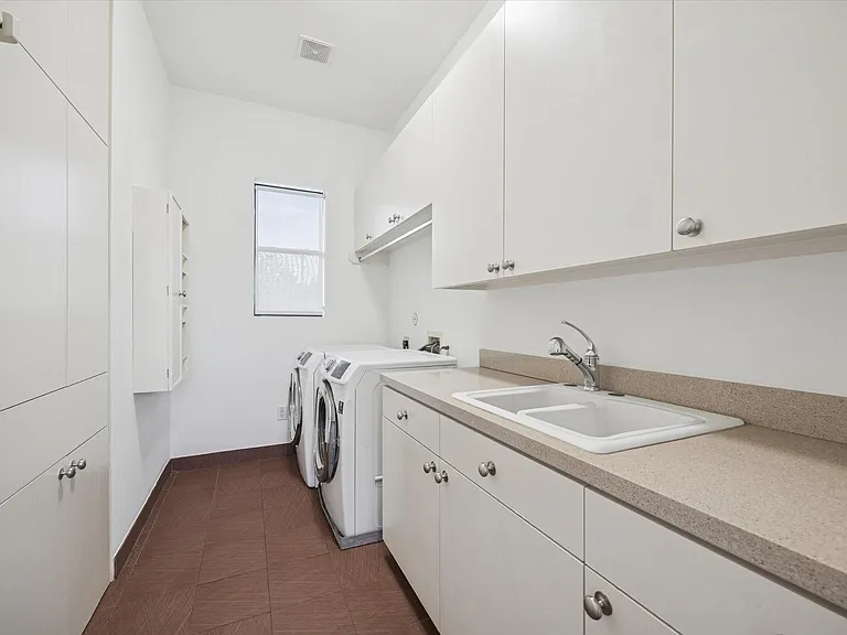 118 Tuam St — Photo 38