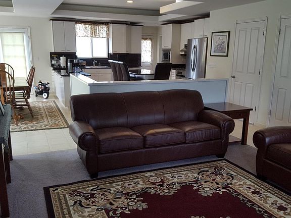4th image of 335 Manor Ave