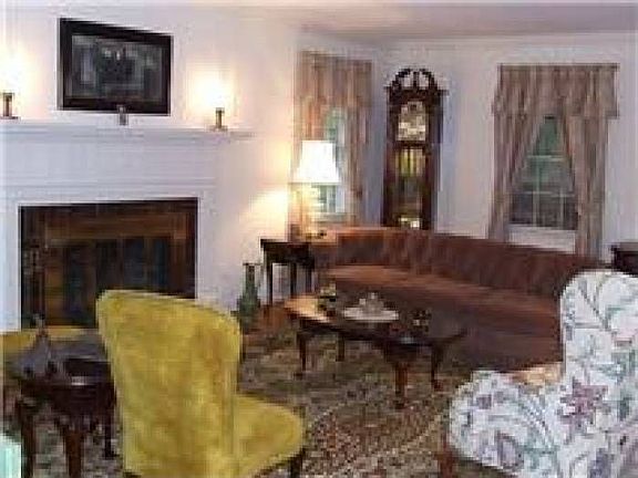 4th image of 8 Willis Dr