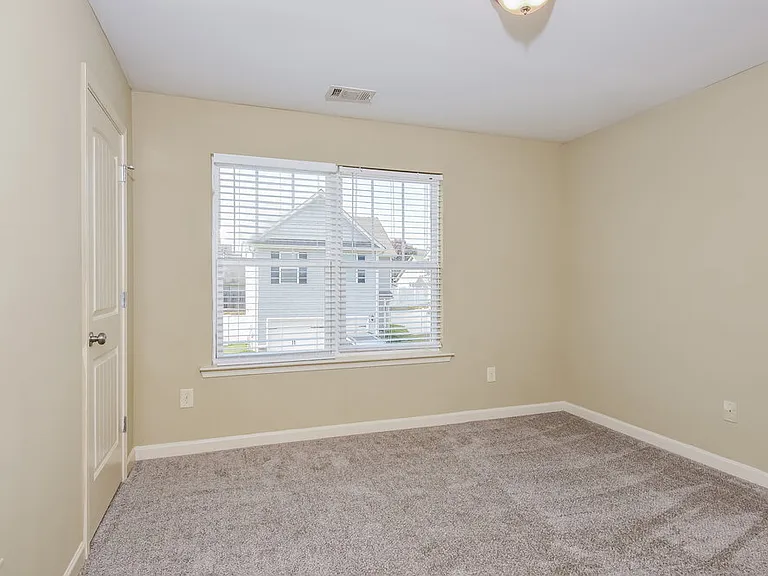 504 Hillcrest Cir — Photo 13