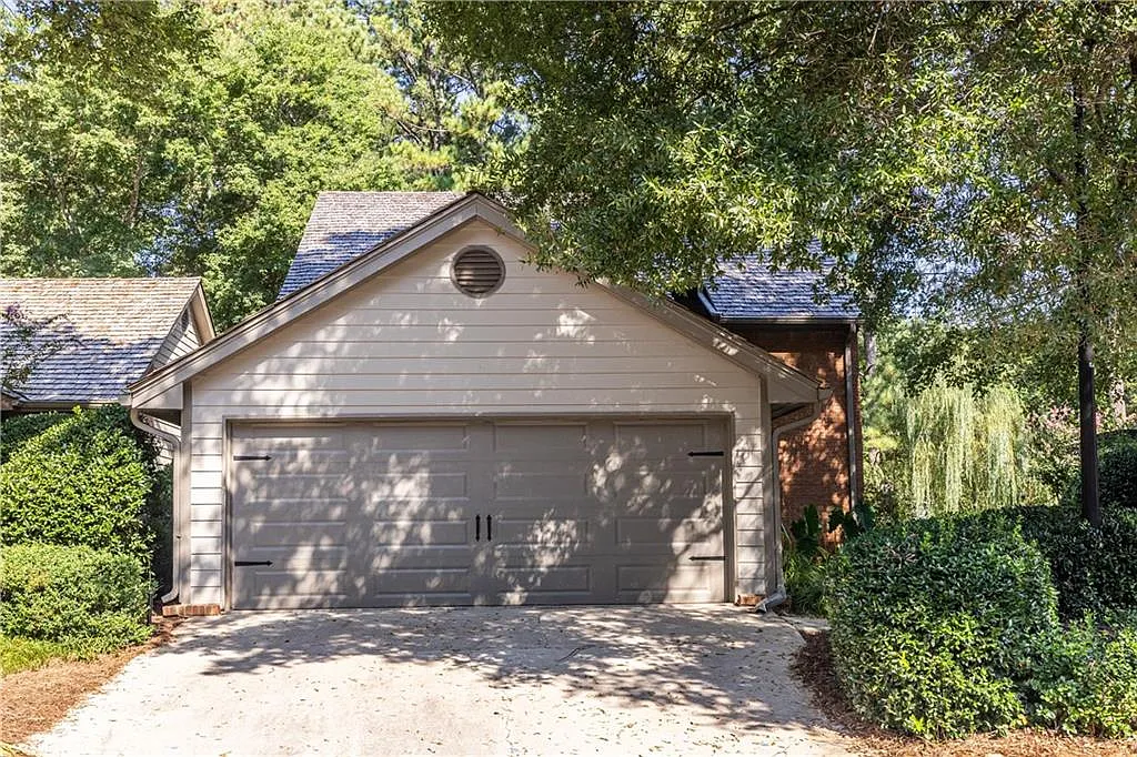 4 bed, 3.0 bath, 2442 sqft, $3,600 — Photo 2
