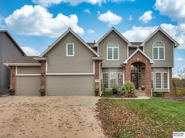 5224 Lake Forest Dr, Papillion, NE 68133