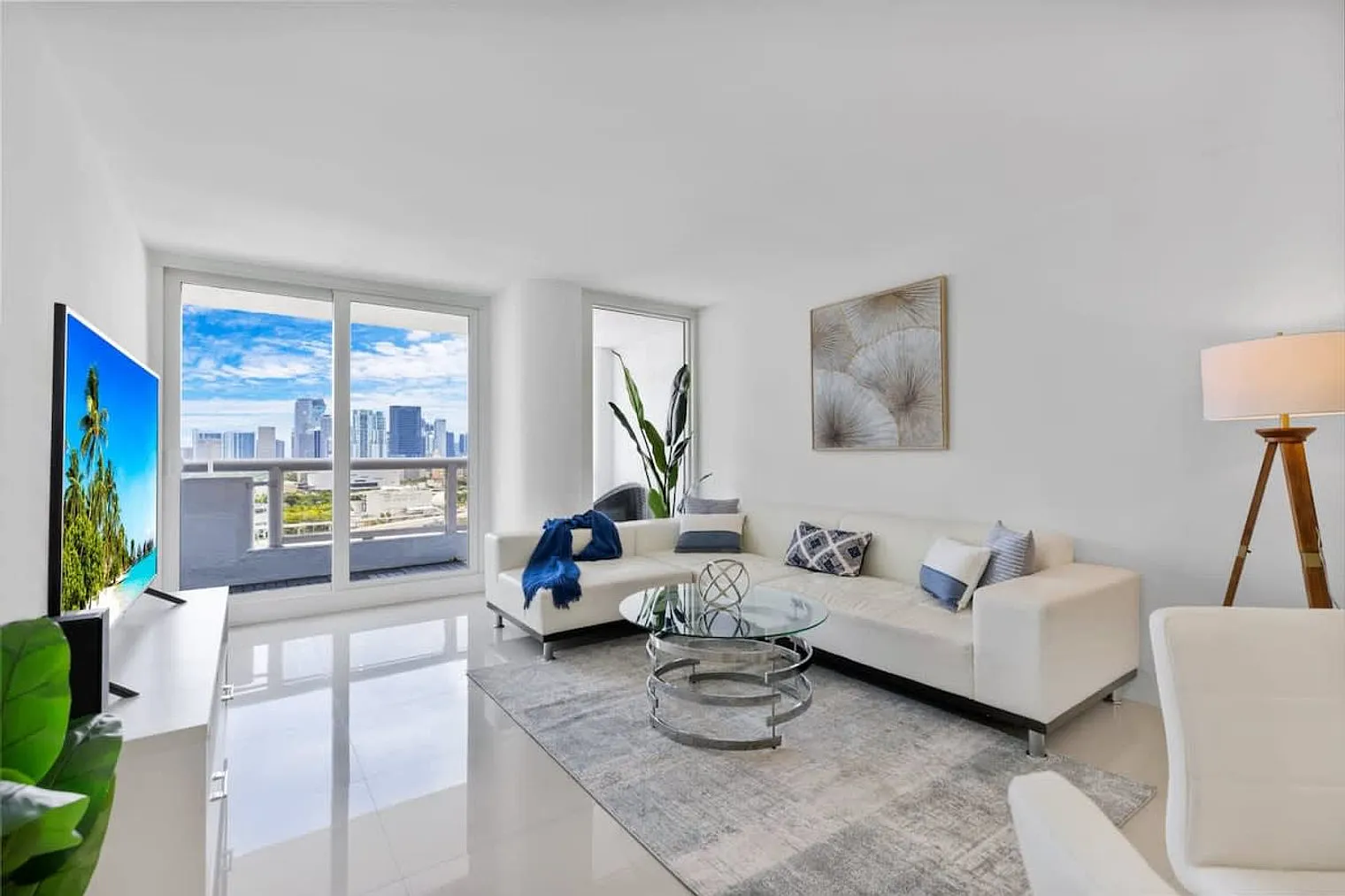 1 bed, 1.0 bath, 990 sqft, $7,692 — Photo 2