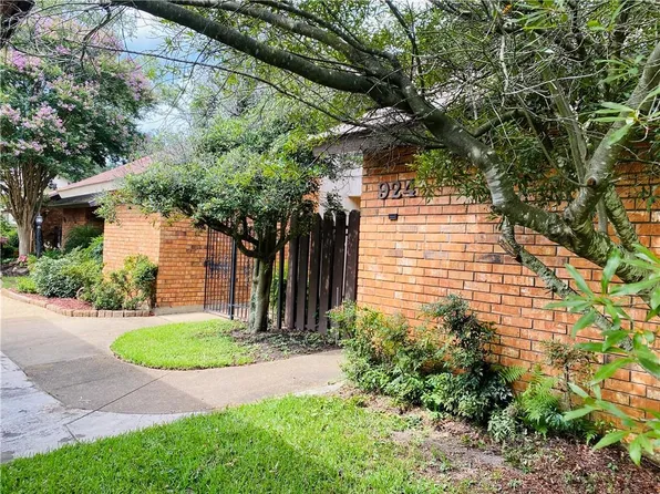 924 Retreat Dr, Pineville, LA 71360