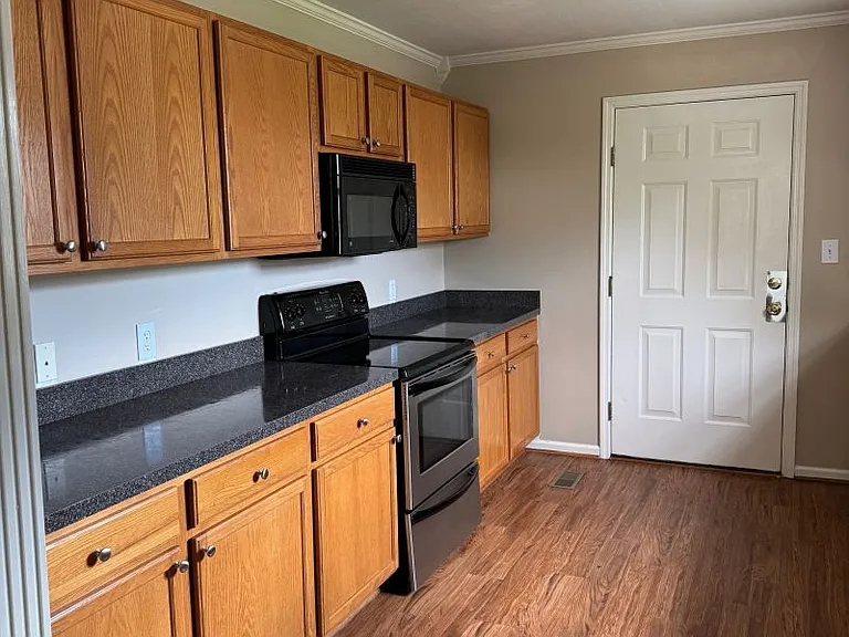 121 Eric Ct — Photo 10