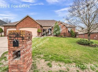 3226 E Fox Grape St, Springfield, MO 65804