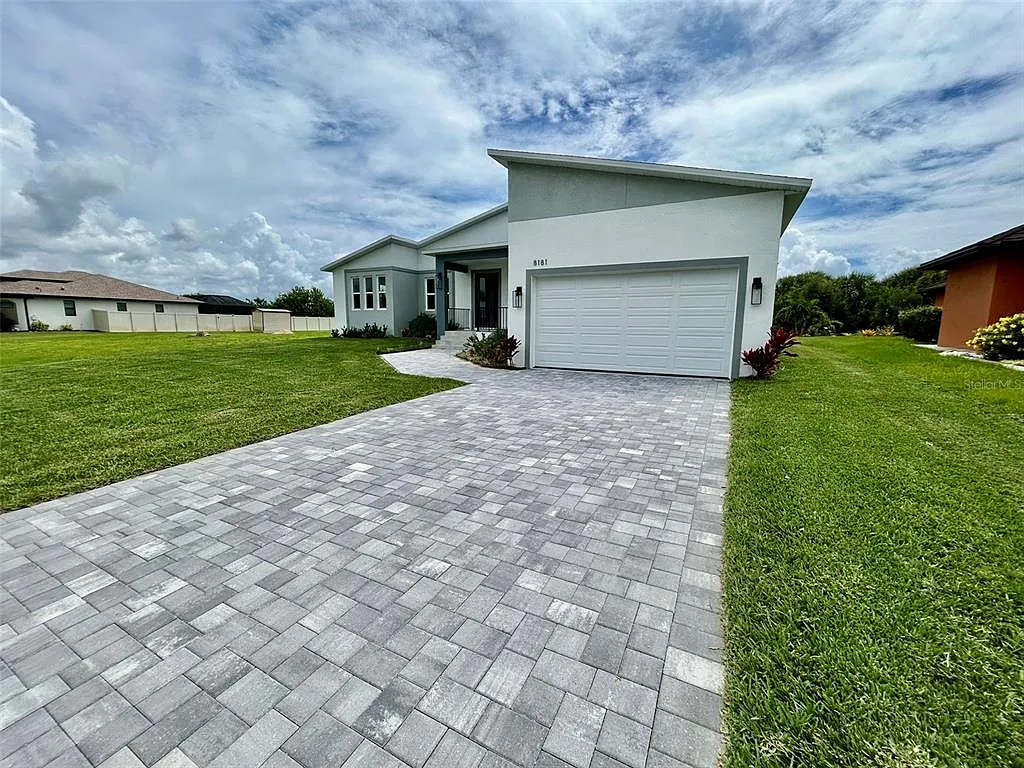 4 bed, 4.0 bath, 2413 sqft, $2,995 — Photo 2