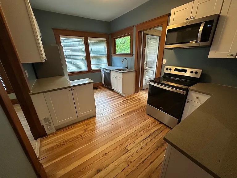 339 Eastern Ave SE — Photo 5
