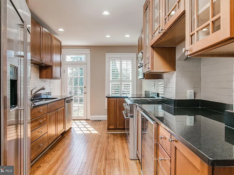 232 Dill Ave — Photo 6