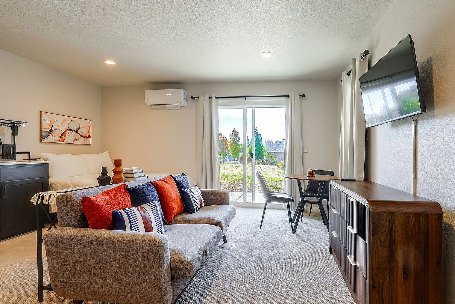 Studio, 1.0 bath, 570 sqft, $1,935 — Photo 2