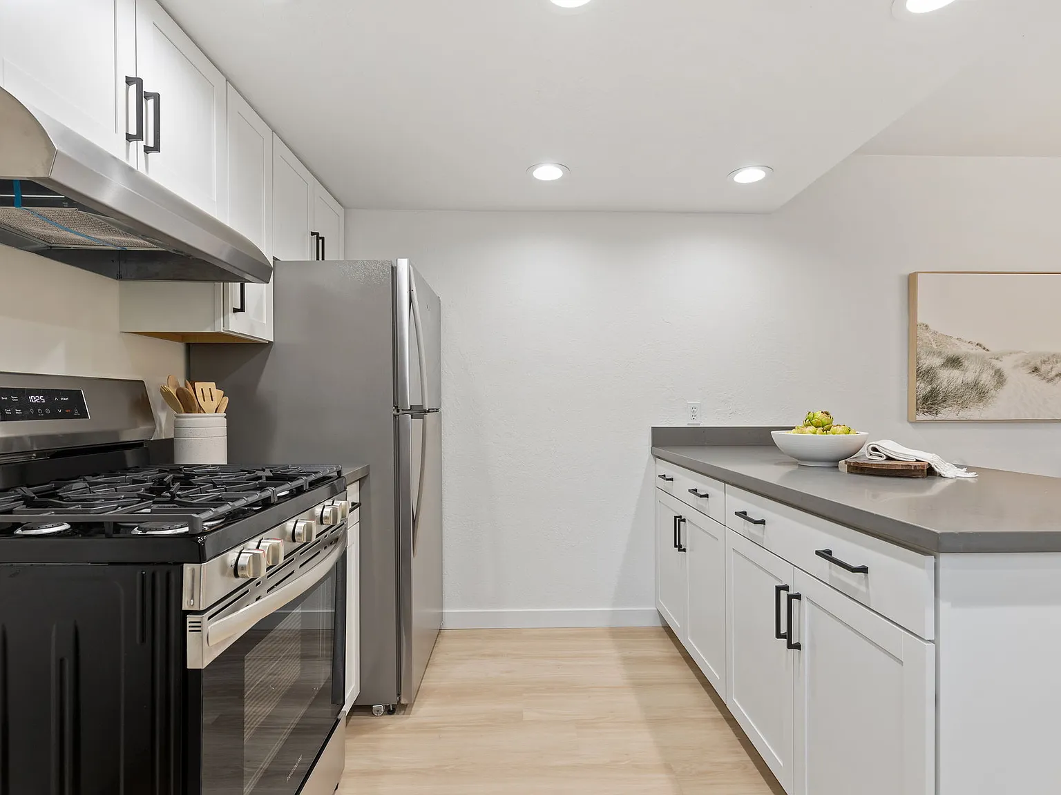2 bed, 900 sqft, $2,465 — Photo 2