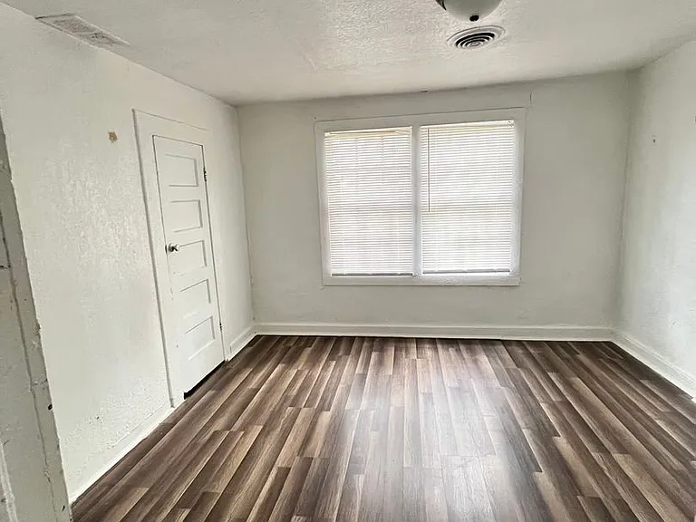 1205 N Park St — Photo 14