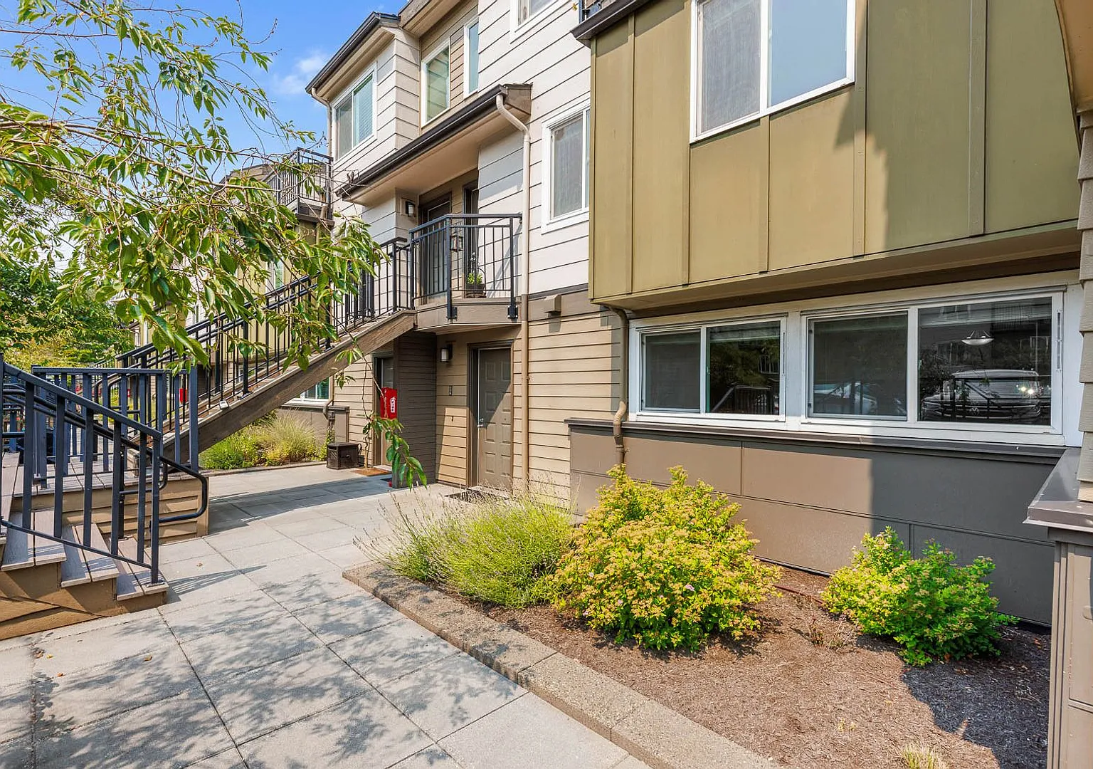Bright & Updated 2BR Townhome in the Heart of Redmond Near Light Rail & Marymoor Park — Photo 3