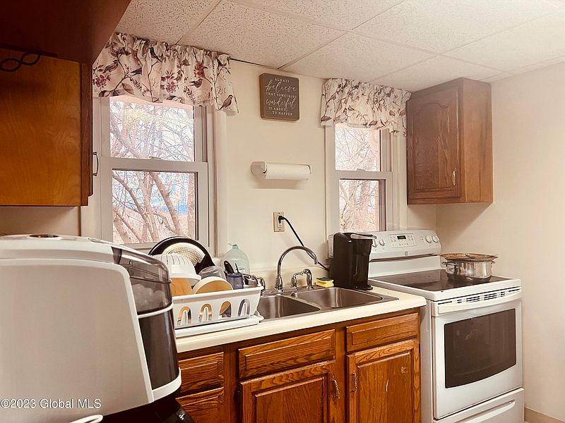 5th image of 271 E Maryland Avenue