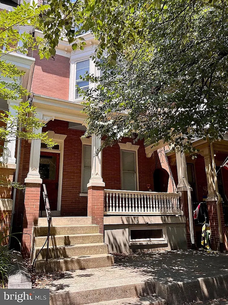 613 W Chestnut St — Photo 1