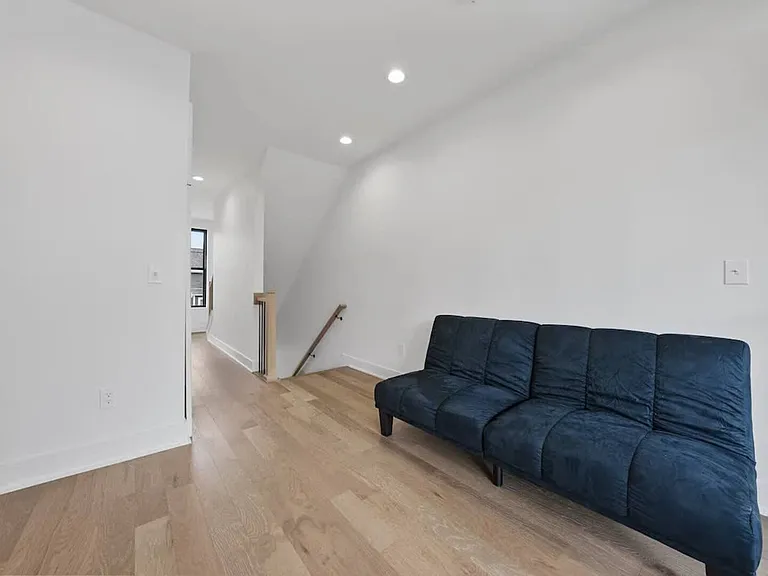 N 6th St — Photo 22