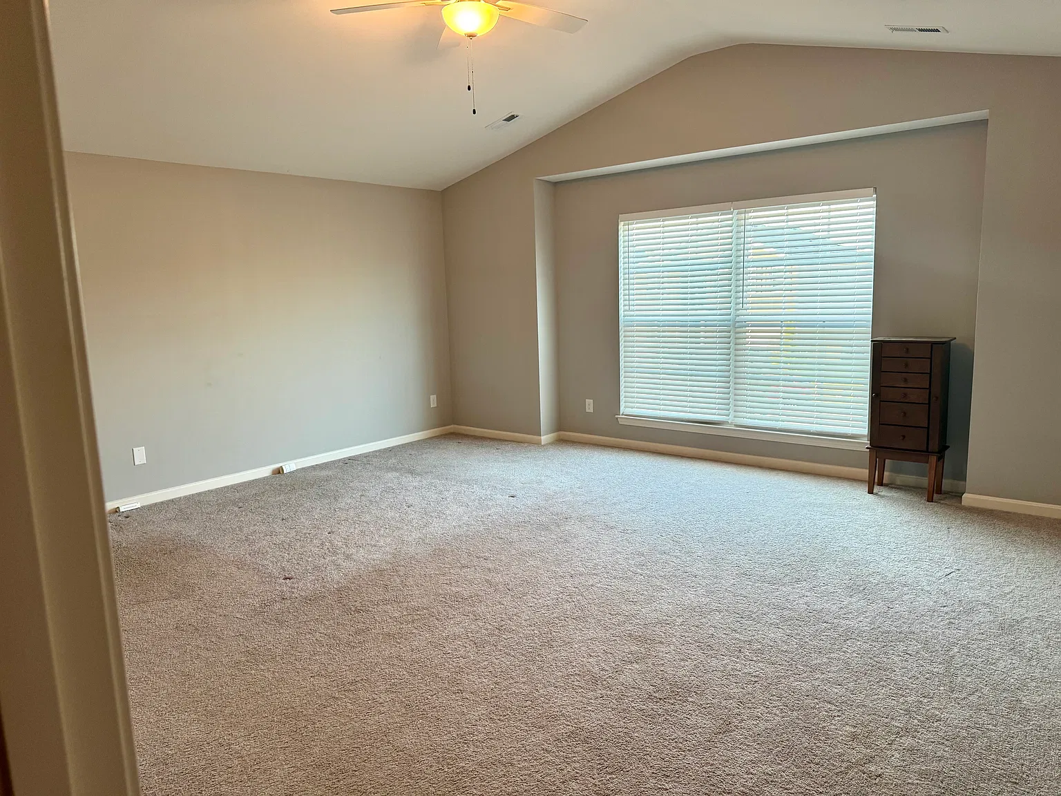 4 bed, 2500 sqft, $2,700 — Photo 4