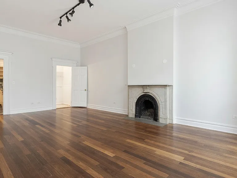 110 E 17th St #2R — Photo 2
