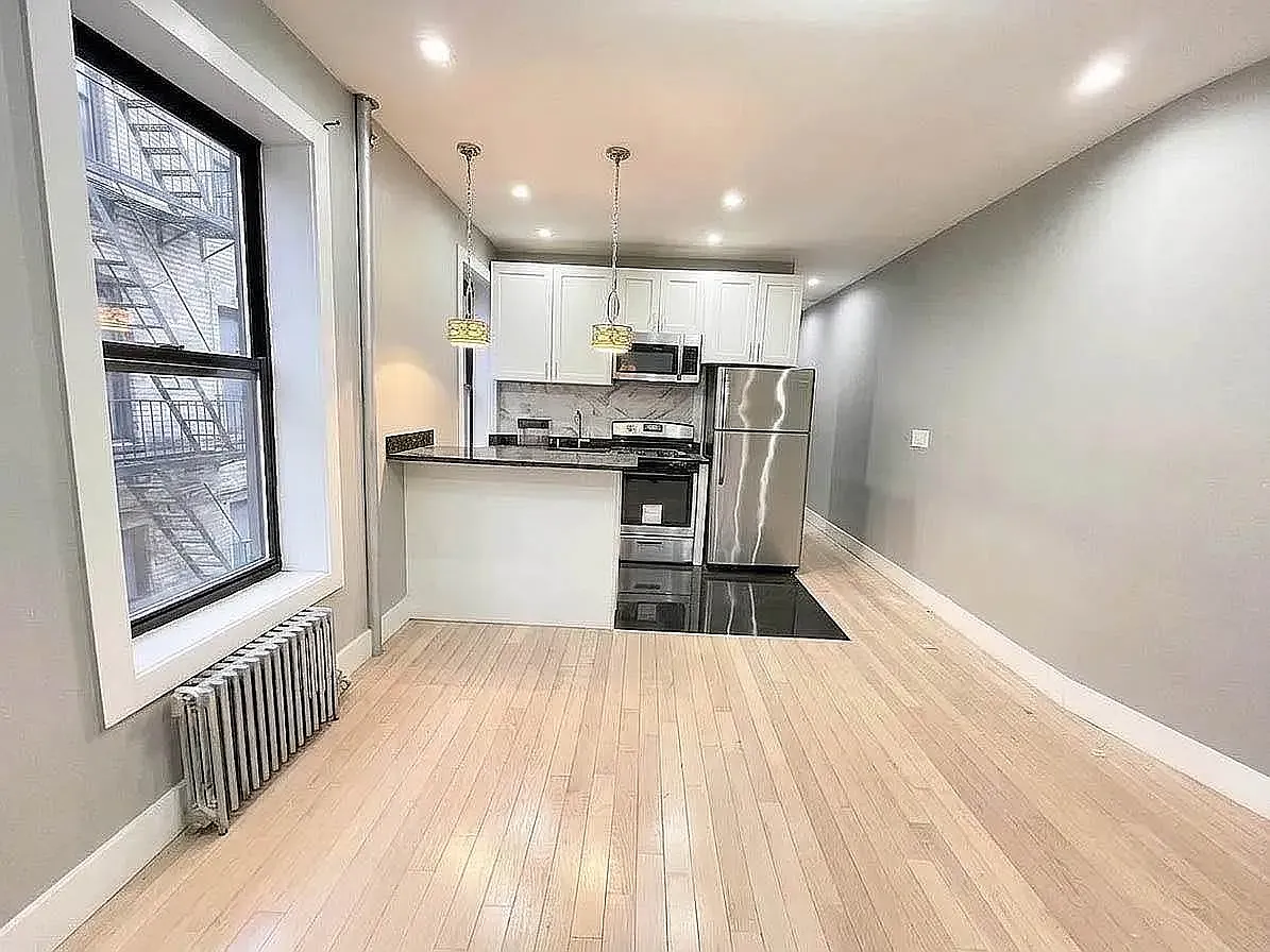 4308 Broadway — Photo 2