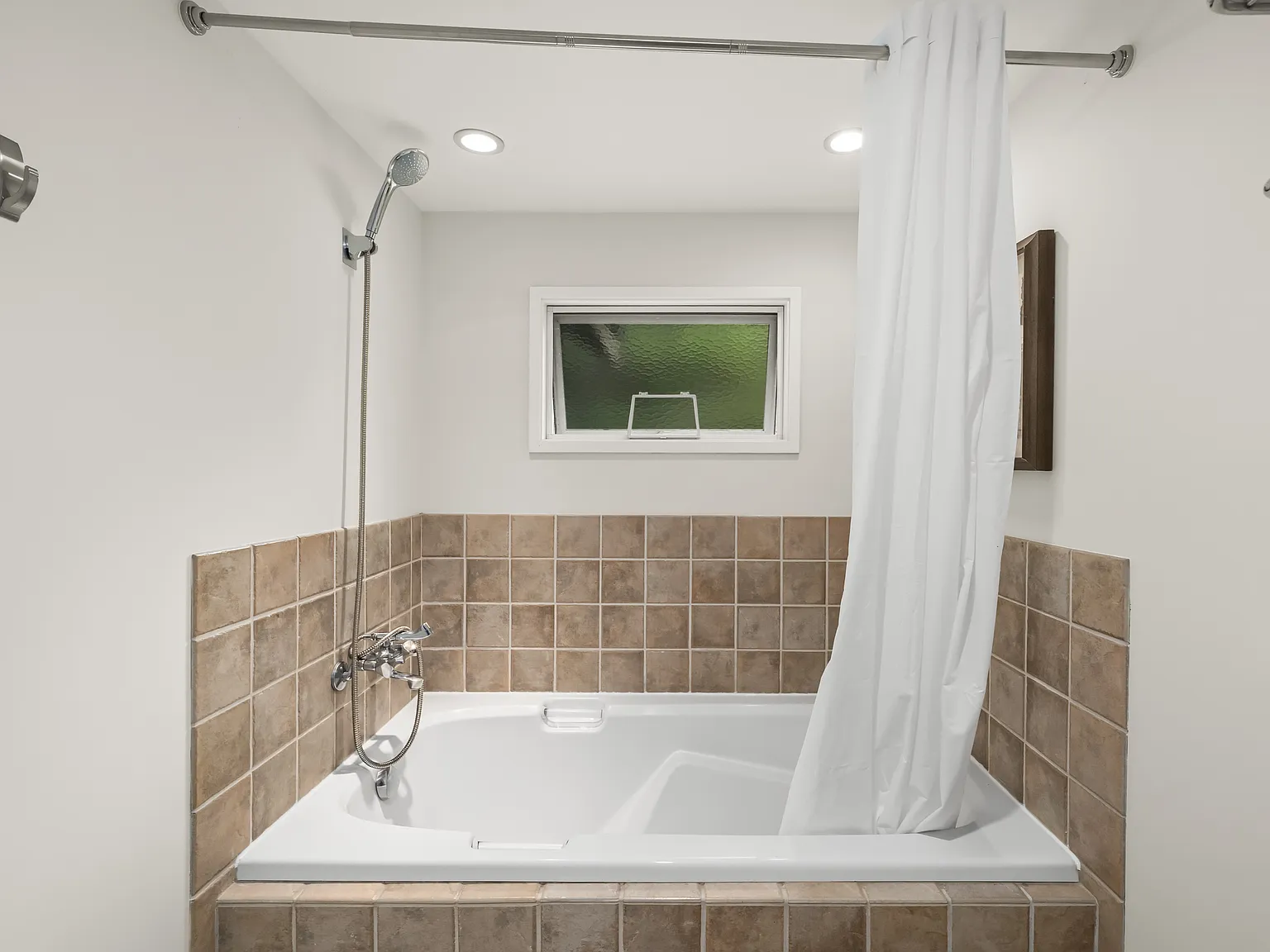 4 bed, 2395 sqft, $5,900 — Photo 4