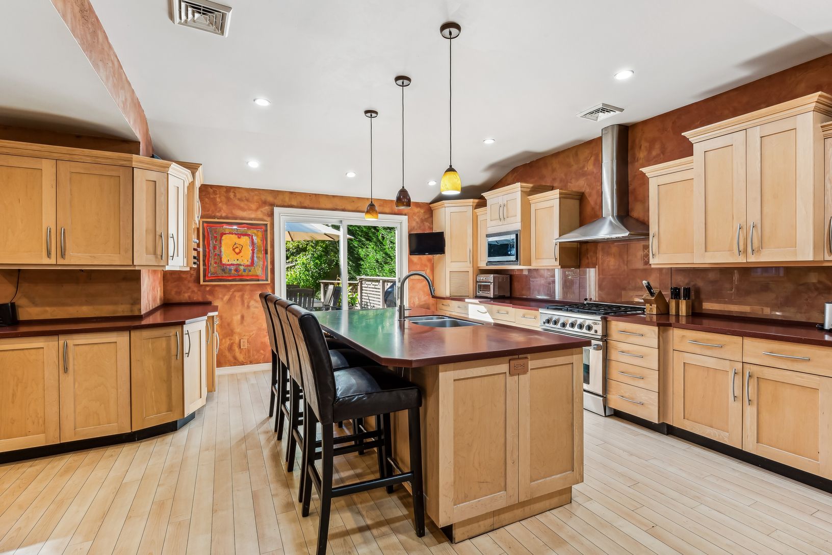 EAT IN KITCHEN