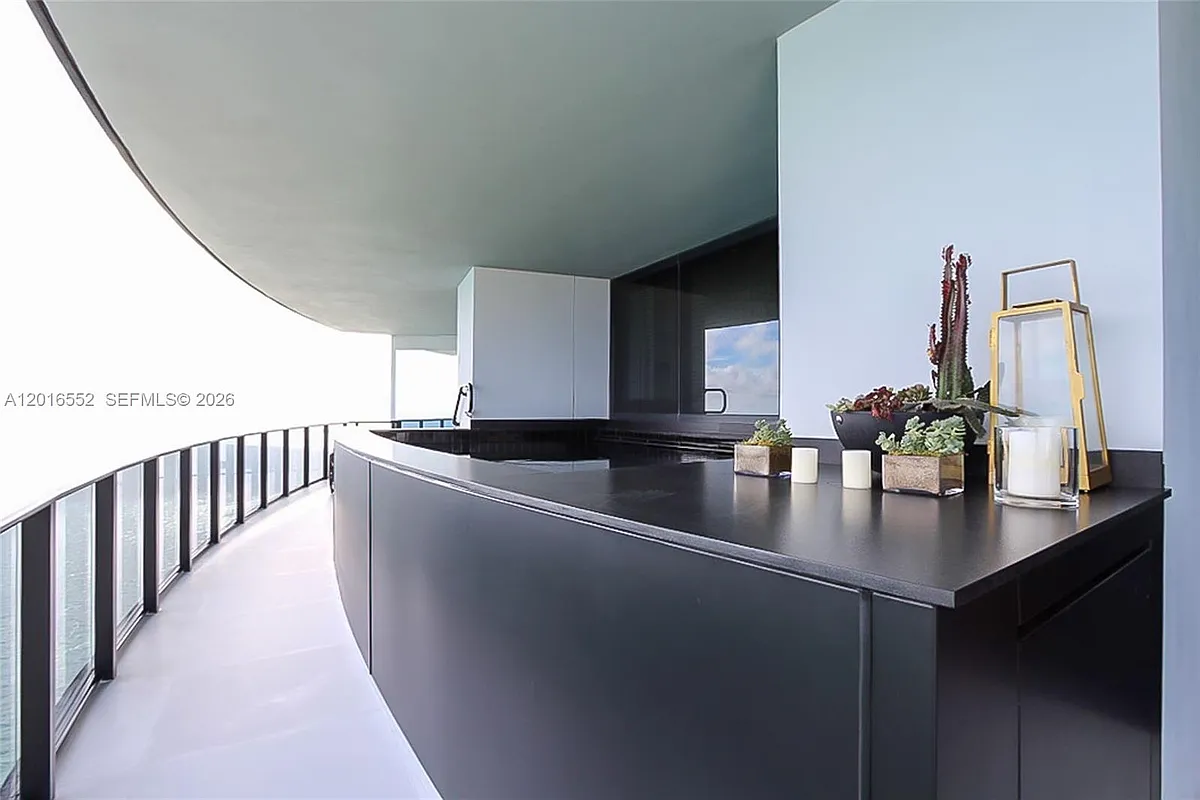 Building Photo - 18555 Collins Ave #4605