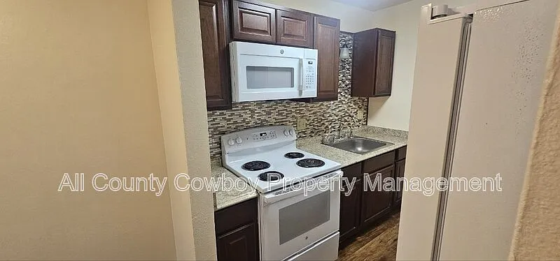 2 bed, 1.0 bath, 900 sqft, $1,100 — Photo 3