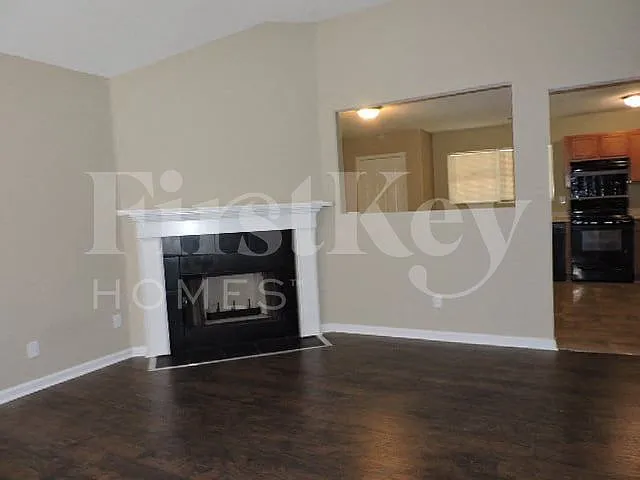 2631 Parkview Dr — Photo 3